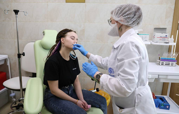 Nga có vắc xin COVID-19 dạng xịt mũi đầu tiên trên thế giới - Ảnh 1.