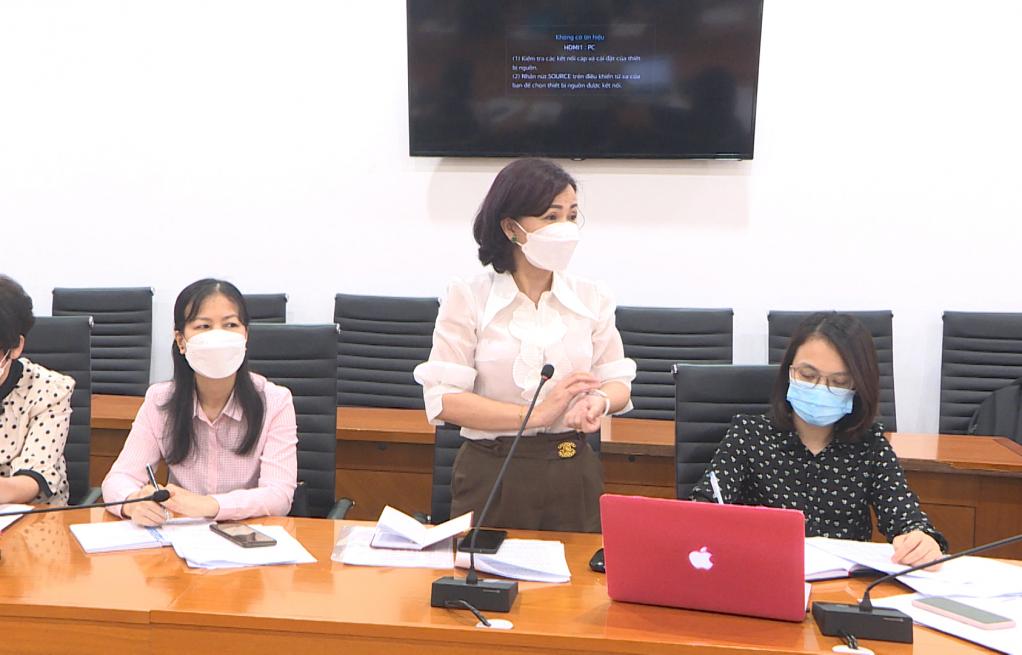 Đại diện phòng y tế Hạ Long báo cáo công tác chuẩn bị tiêm cho trẻ tại cuộc họp.