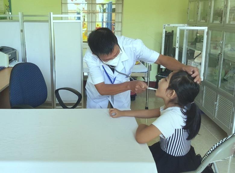 Khám bệnh về răng, miệng cho trẻ tại Trường Mầm non thị trấn Quảng Hà.
