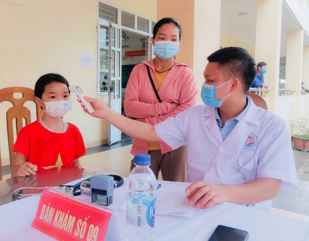 Học sinh được tư vấn, khám sàng lọc chu đáo trước khi tiêm. Ảnh: Bình Minh - Trung tâm VH-TT huyện Ba Chẽ