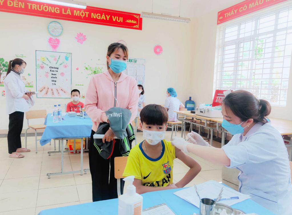 Tại xã Nam Sơn, công tác tiêm chủng vắc-xin cho trẻ được thực hiện chu đáo, toàn diện.