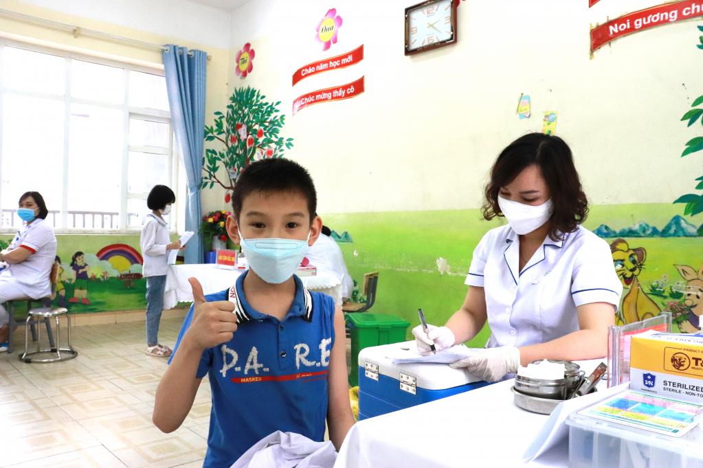Trẻ được tiêm tại trường Tiểu học Quang Hanh, TP Cẩm Phả.