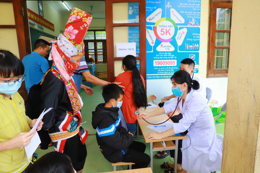 Phụ huynh học sinh đưa con em đến điểm tiêm chủng tại Bình Liêu. Ảnh: La Nhung, Trung tâm VH-TT huyện Bình Liêu