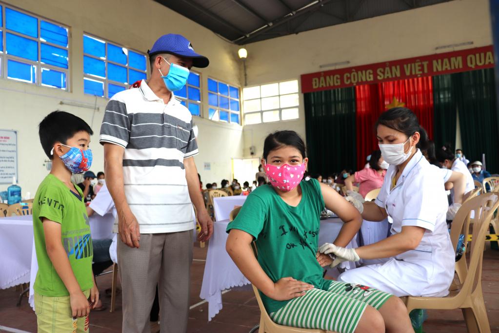 Huyện Cô Tô tổ chức tiêm chủng cho trẻ em đủ 5 tuổi đến 12 tuổi.