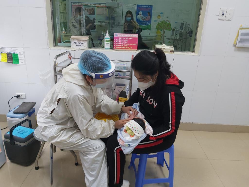 Chuẩn bị tiêm phòng cho trẻ em tại Bệnh viện Sản nhi tỉnh.