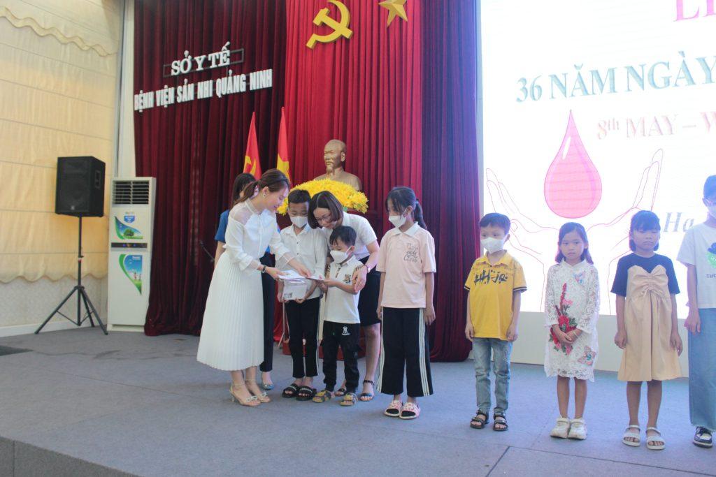 Bệnh viện Sản Nhi Quảng Ninh tổ chức Lễ kỷ niệm 36 năm Ngày Thalassemia thế giới (8/5/1986 - 8/5/2022) và tặng quà cho các bệnh nhi không may mắc phải căn bệnh.