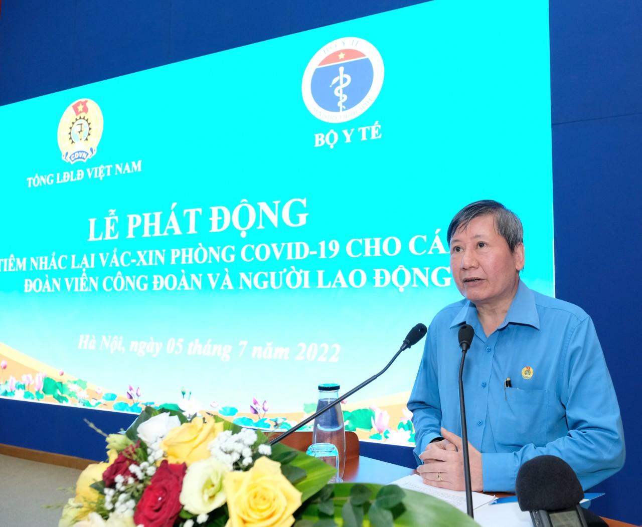 Thứ trưởng Bộ Y tế cùng hơn 200 người tiêm vaccine COVID-19 tại lễ phát động tiêm mũi 3 và 4 - Ảnh 4.