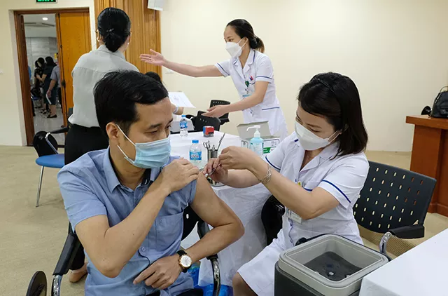 Bộ Y tế: Biến thể phụ BA.4, BA.5 xuất hiện trong cộng đồng, phải đẩy nhanh tiêm vaccine mũi 3, mũi 4 - Ảnh 1.