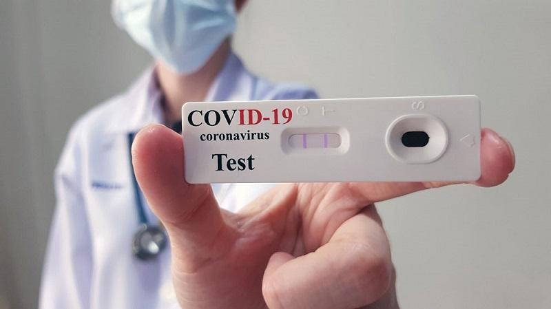 COVID-19 tuần qua: Ca mắc tăng nhẹ, có 5 trường hợp tử vong; những ai cần tiêm vaccine tăng cường? - Ảnh 1.
