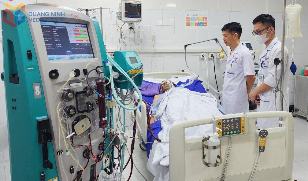 Y, bác sĩ Khoa Hồi sức tích cực, chống độc - Đột quỵ (Bệnh viện Đa khoa tỉnh) theo dõi, điều trị cho bệnh nhân trong quá trình hỗ trợ tuần hoàn bằng ECMO.