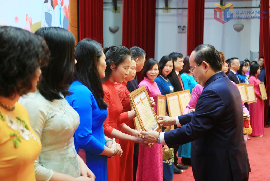 Đồng chí Bí thư Tỉnh ủy trao Bằng khen của UBND tỉnh cho các tập thể có thành tích xuất sắc