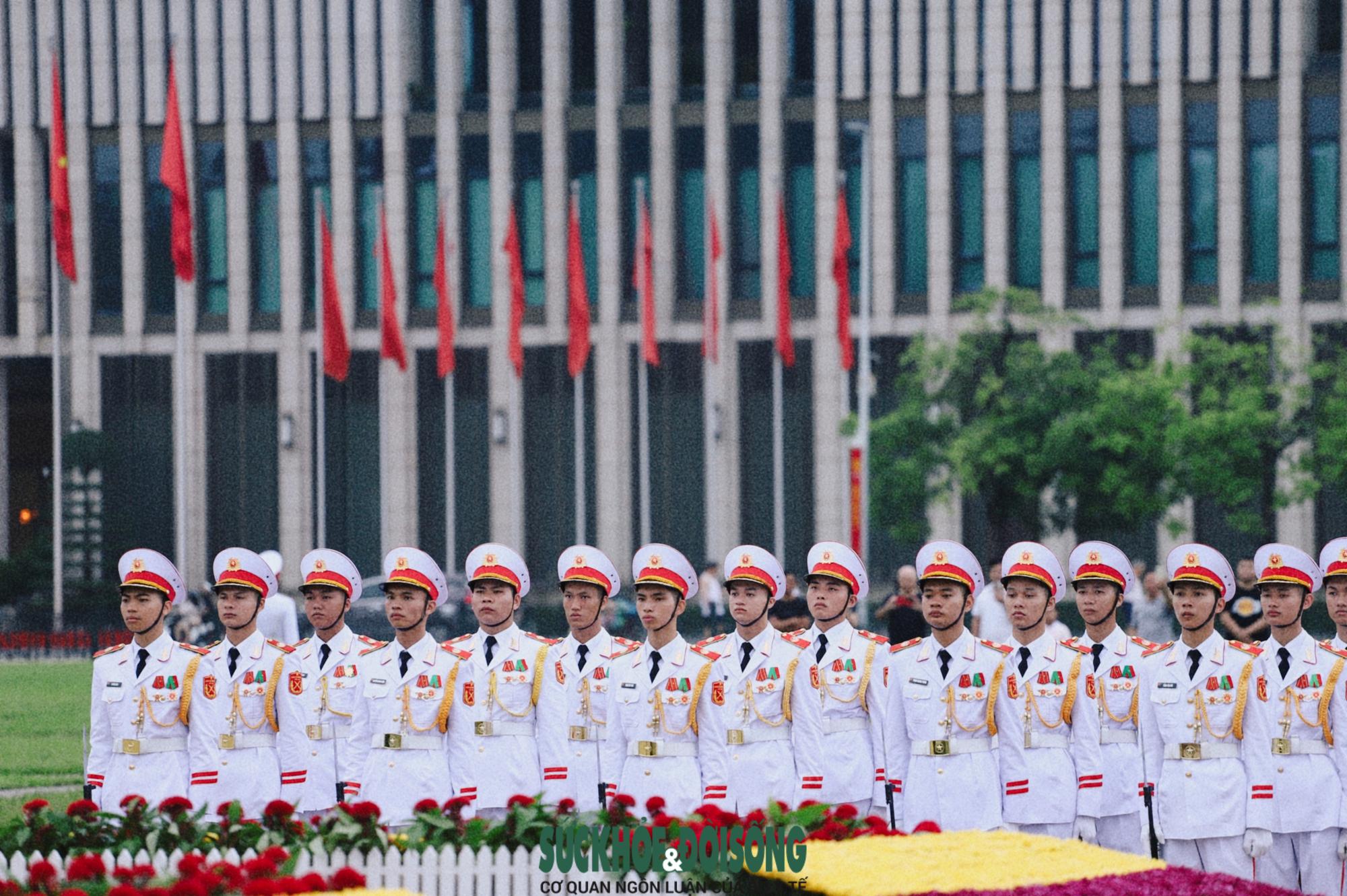 Cận cảnh lễ thượng cờ tại Lăng Bác những ngày tháng 5 lịch sử- Ảnh 8.