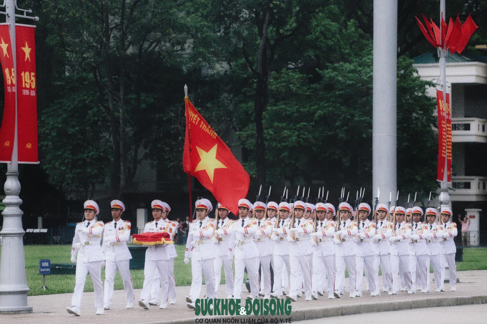 Cận cảnh lễ thượng cờ tại Lăng Bác những ngày tháng 5 lịch sử- Ảnh 3.
