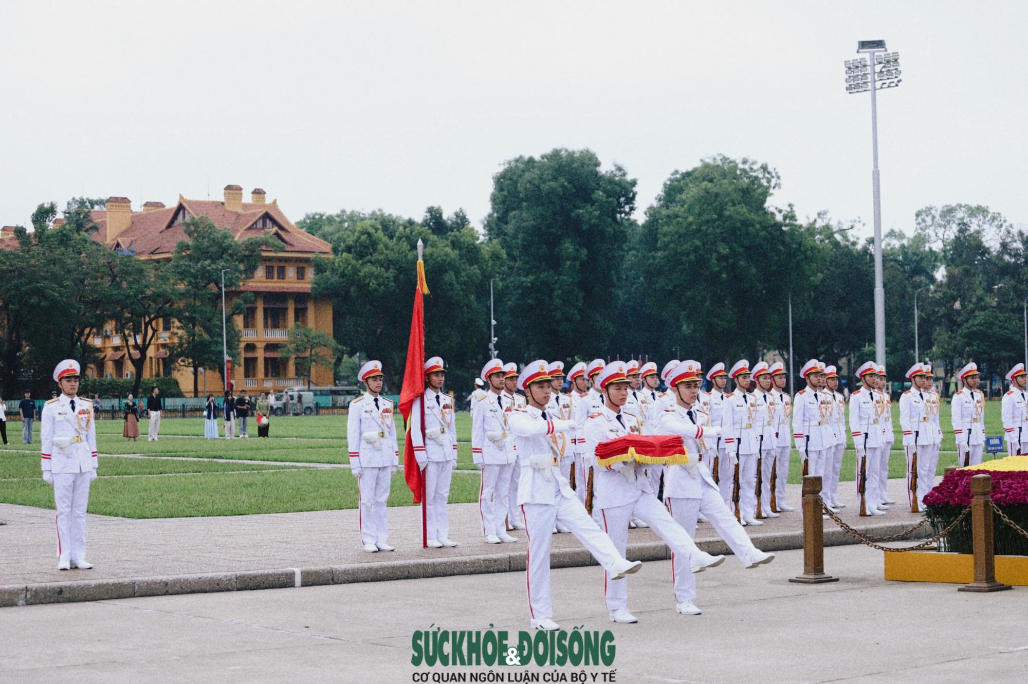 Cận cảnh lễ thượng cờ tại Lăng Bác những ngày tháng 5 lịch sử- Ảnh 5.