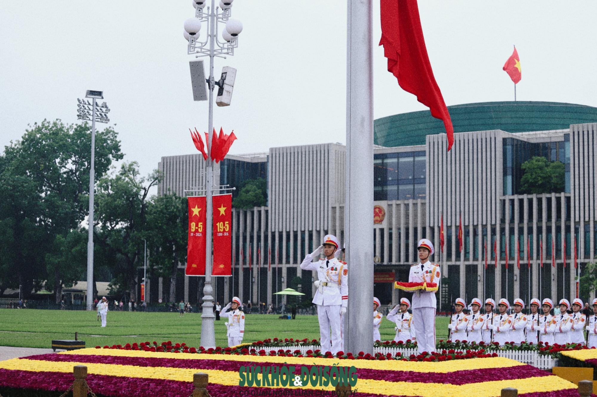 Cận cảnh lễ thượng cờ tại Lăng Bác những ngày tháng 5 lịch sử- Ảnh 12.